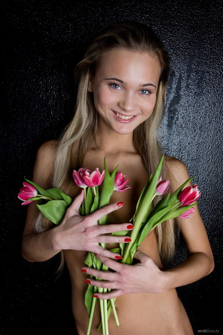 Naga blondynka